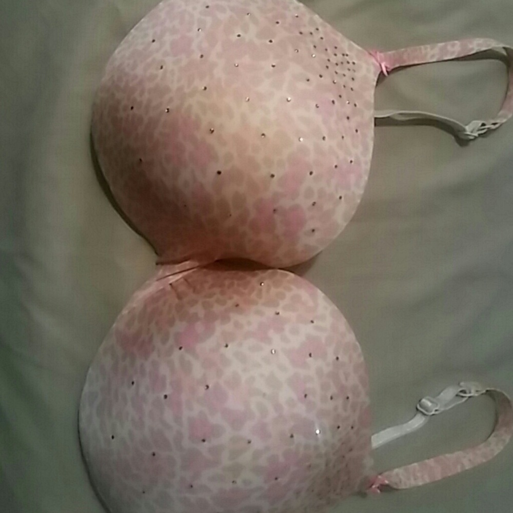 Victoria's Secret 34DD push up bra